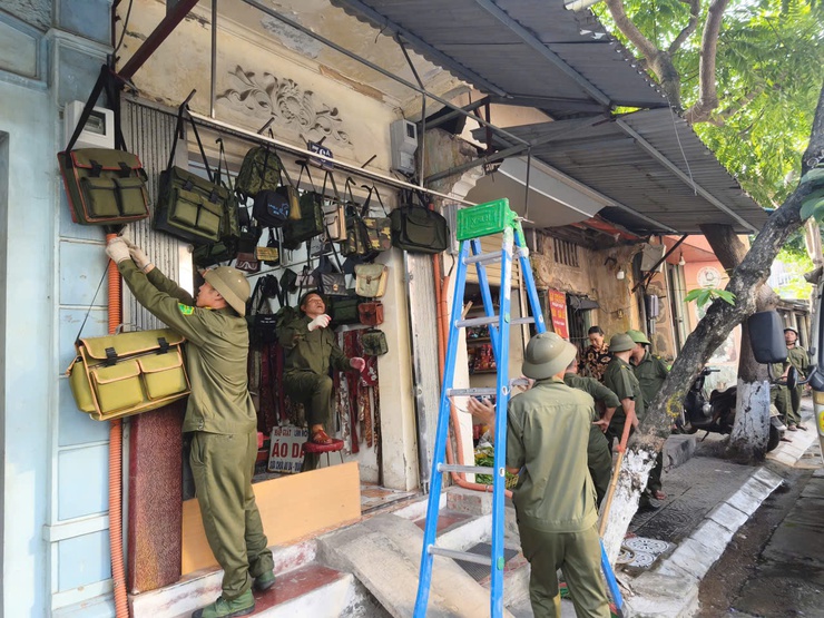 PHƯỜNG SƠN TÂY RA QUÂN TỔNG VỆ SINH MÔI TRƯỜNG, ĐẢM BẢO TRẬT TỰ ĐÔ THỊ, TRẬT TỰ CÔNG CỘNG TRÊN ĐỊA BÀN- Ảnh 6.