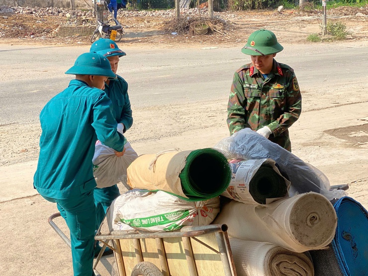 Lực lượng quân sự xã Phú Nghĩa hỗ trợ Nhân dân vận chuyển đồ đạc phục vụ giải phóng mặt bằng Dự án Quốc lộ 6- Ảnh 4.