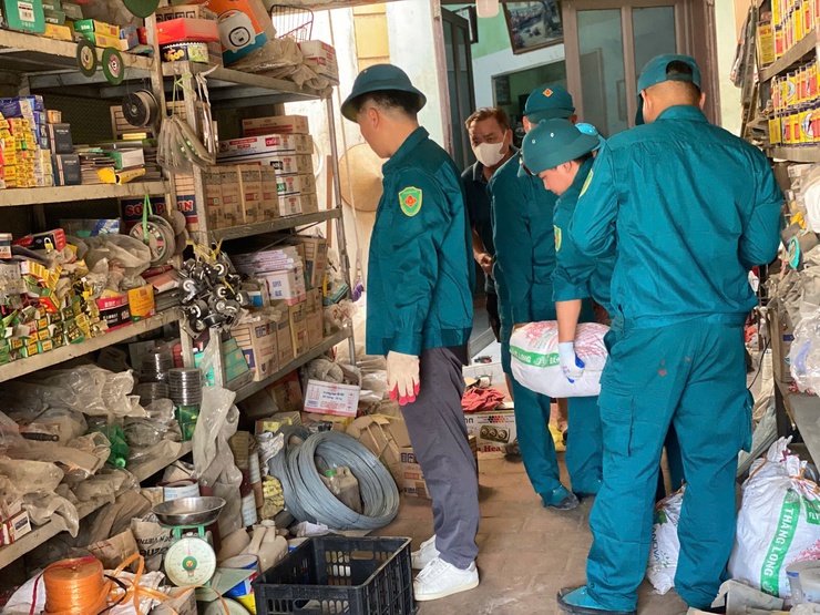 Lực lượng quân sự xã Phú Nghĩa hỗ trợ Nhân dân vận chuyển đồ đạc phục vụ giải phóng mặt bằng Dự án Quốc lộ 6- Ảnh 6.