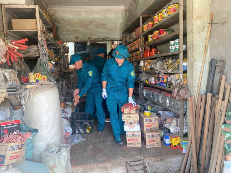 Lực lượng quân sự xã Phú Nghĩa hỗ trợ Nhân dân vận chuyển đồ đạc phục vụ giải phóng mặt bằng Dự án Quốc lộ 6- Ảnh 8.