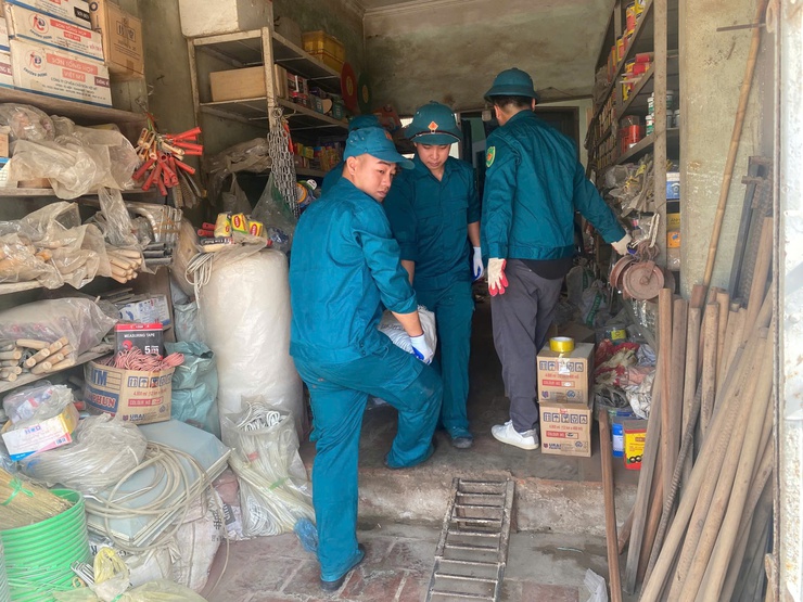 Lực lượng quân sự xã Phú Nghĩa hỗ trợ Nhân dân vận chuyển đồ đạc phục vụ giải phóng mặt bằng Dự án Quốc lộ 6- Ảnh 7.