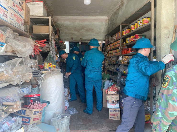Lực lượng quân sự xã Phú Nghĩa hỗ trợ Nhân dân vận chuyển đồ đạc phục vụ giải phóng mặt bằng Dự án Quốc lộ 6- Ảnh 5.