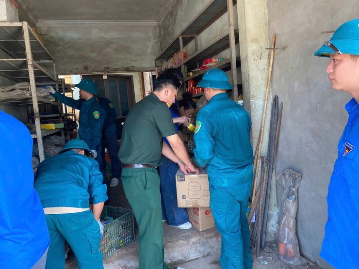 Lực lượng quân sự xã Phú Nghĩa hỗ trợ Nhân dân vận chuyển đồ đạc phục vụ giải phóng mặt bằng Dự án Quốc lộ 6- Ảnh 1.