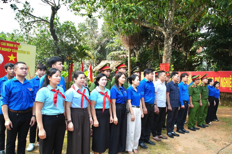 Tuổi trẻ Tây Phương tổ chức Lễ dâng hương báo công tại Nhà Lưu niệm Bác Hồ- Ảnh 1.