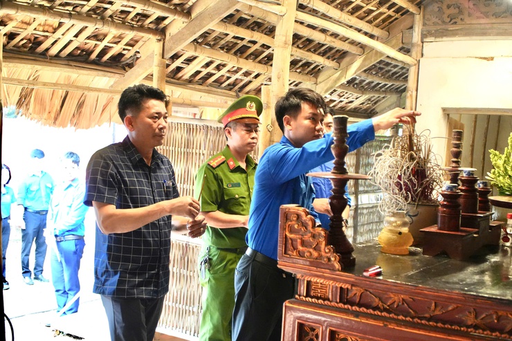 Tuổi trẻ Tây Phương tổ chức Lễ dâng hương báo công tại Nhà Lưu niệm Bác Hồ- Ảnh 2.