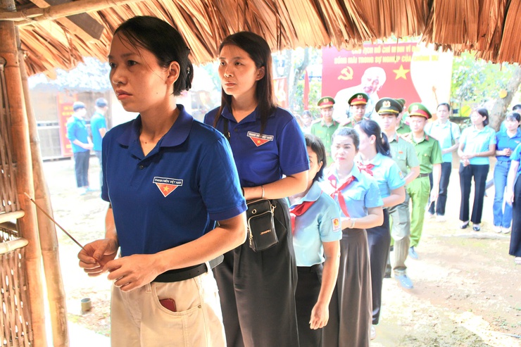 Tuổi trẻ Tây Phương tổ chức Lễ dâng hương báo công tại Nhà Lưu niệm Bác Hồ- Ảnh 4.
