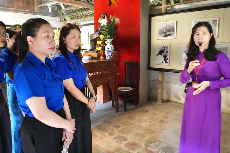 Tuổi trẻ Tây Phương tổ chức Lễ dâng hương báo công tại Nhà Lưu niệm Bác Hồ- Ảnh 5.