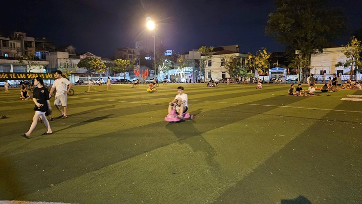 Quốc Oai kiên quyết xử lý, chấm dứt hoạt động xe điện tự phát tại khu vực sân vận động xã- Ảnh 3.