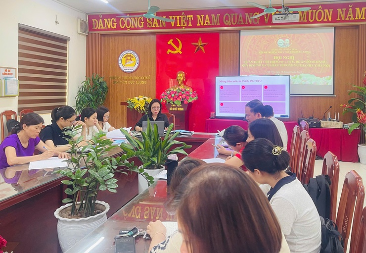 Trường THCS Nguyễn Đức Lượng tổ chức hội nghị triển khai Chỉ thị số 09-CT/TU, Đề án số 05-ĐA/TU và Quy định số 11-QĐ/TU của Thành ủy Hà Nội tới toàn thể đảng viên trong Chi bộ và cán bộ, công chức, viên chức nhân viên nhà trường.- Ảnh 1.