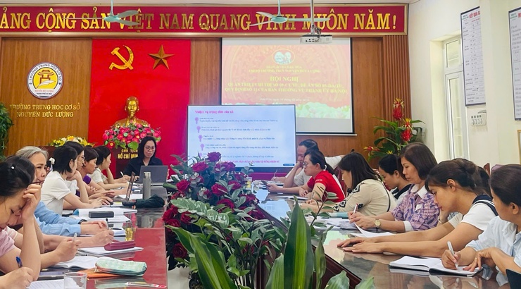 Trường THCS Nguyễn Đức Lượng tổ chức hội nghị triển khai Chỉ thị số 09-CT/TU, Đề án số 05-ĐA/TU và Quy định số 11-QĐ/TU của Thành ủy Hà Nội tới toàn thể đảng viên trong Chi bộ và cán bộ, công chức, viên chức nhân viên nhà trường.- Ảnh 2.