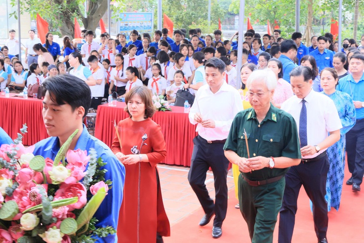 UỶ BAN MTTQ VÀ CÁC TỔ CHỨC CHÍNH TRỊ - XÃ HỘI XÃ THƯ LÂM TỔ CHỨC LỄ BÁO CÔNG DÂNG BÁC- Ảnh 7.