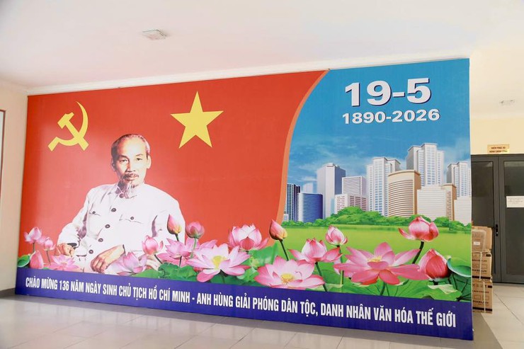 PHƯỜNG DƯƠNG NỘI RỰC RỠ CỜ HOA CHÀO MỪNG KỶ NIỆM 136 NĂM SINH NHẬT BÁC - Ảnh 1.