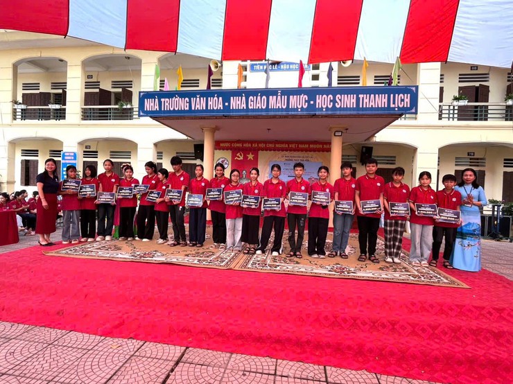 Chương trình trao tặng sách cho thư viện và học bổng tiếng Anh online cho Trường THCS Thái Hoà- Ảnh 2.