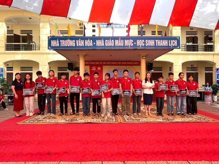Chương trình trao tặng sách cho thư viện và học bổng tiếng Anh online cho Trường THCS Thái Hoà- Ảnh 3.