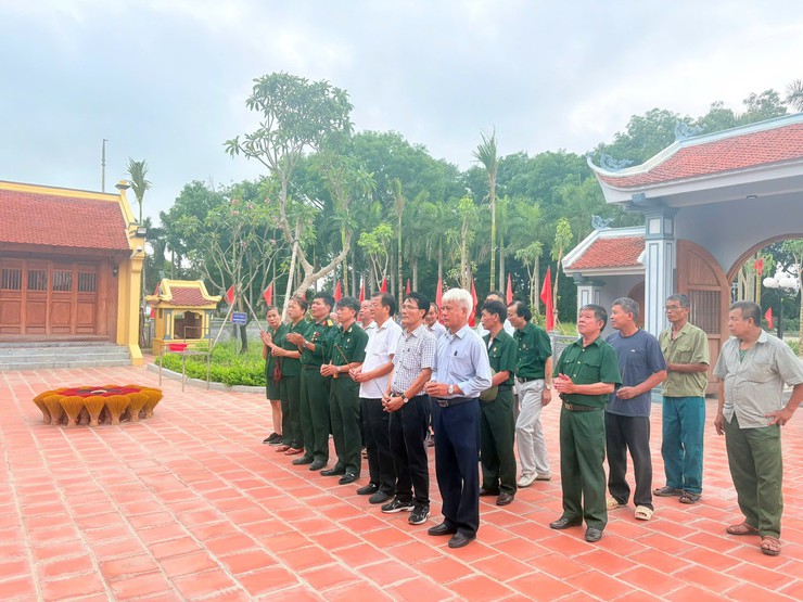Đoàn cựu học sinh trường THPT Trần Đăng Ninh và Chi hội Cựu chiến binh thôn Bặt Chùa dâng hương tri ân trưởng ban thường trực quốc hội Bùi Bằng Đoàn- Ảnh 3.