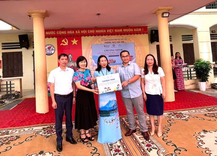 Chương trình trao tặng sách cho thư viện và học bổng tiếng Anh online cho Trường THCS Thái Hoà- Ảnh 1.