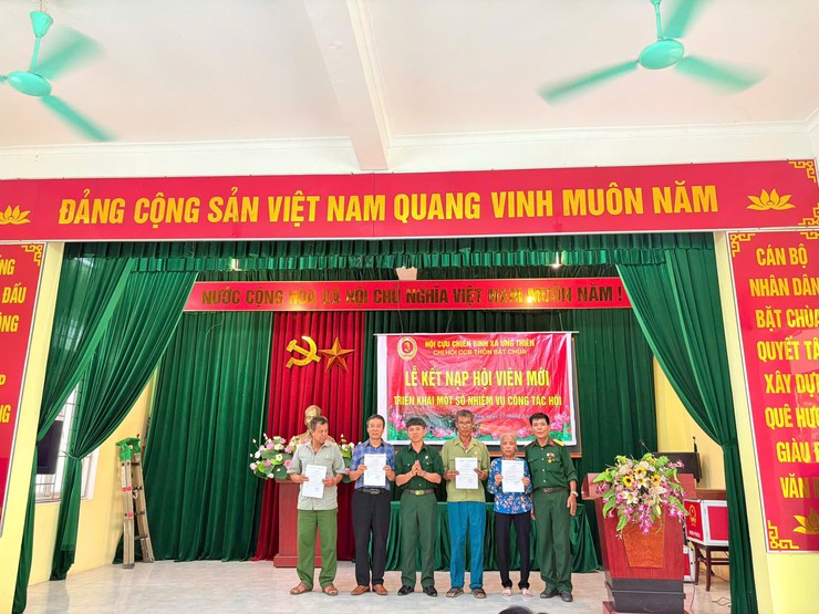 Đoàn cựu học sinh trường THPT Trần Đăng Ninh và Chi hội Cựu chiến binh thôn Bặt Chùa dâng hương tri ân trưởng ban thường trực quốc hội Bùi Bằng Đoàn- Ảnh 5.