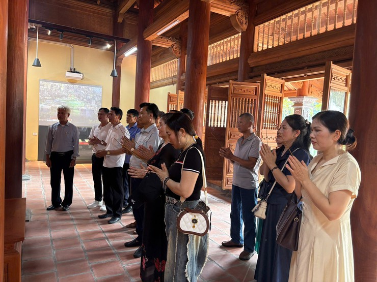 Đoàn cựu học sinh trường THPT Trần Đăng Ninh và Chi hội Cựu chiến binh thôn Bặt Chùa dâng hương tri ân trưởng ban thường trực quốc hội Bùi Bằng Đoàn- Ảnh 1.