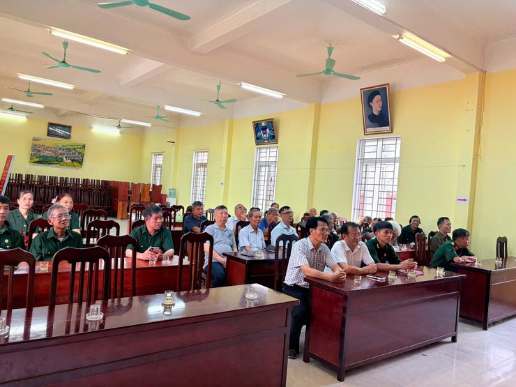 Đoàn cựu học sinh trường THPT Trần Đăng Ninh và Chi hội Cựu chiến binh thôn Bặt Chùa dâng hương tri ân trưởng ban thường trực quốc hội Bùi Bằng Đoàn- Ảnh 4.