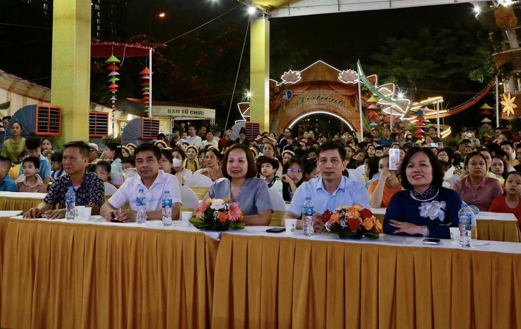 Âm vang những ca khúc về Bác trong đêm nghệ thuật tại phường Dương Nội

- Ảnh 2.