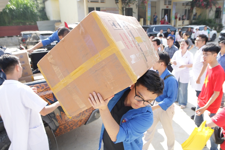 Hơn 200 học sinh tại xã Phố Bảng, tỉnh Tuyên Quang được khám, tư vấn sức khỏe miễn phí- Ảnh 1.