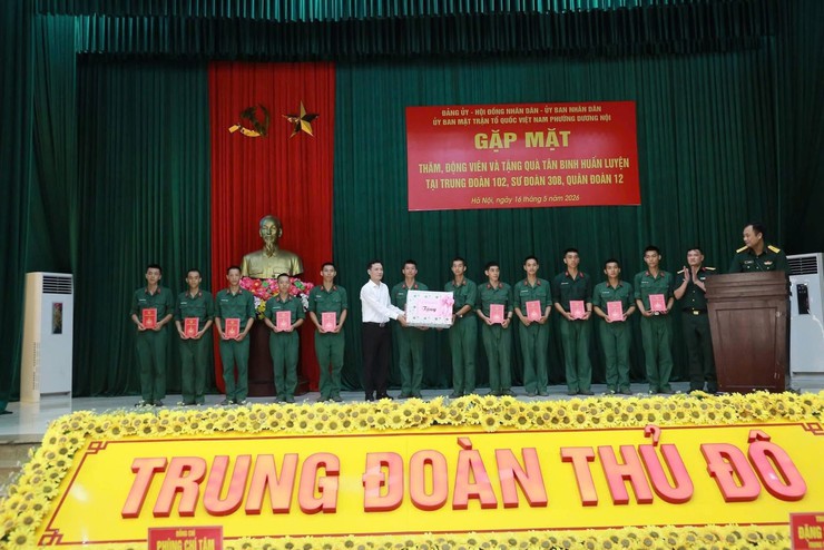 Lãnh đạo phường Dương Nội thăm, động viên, tặng quà tân binh tại Trung đoàn 102, Sư đoàn 308 - Ảnh 1.
