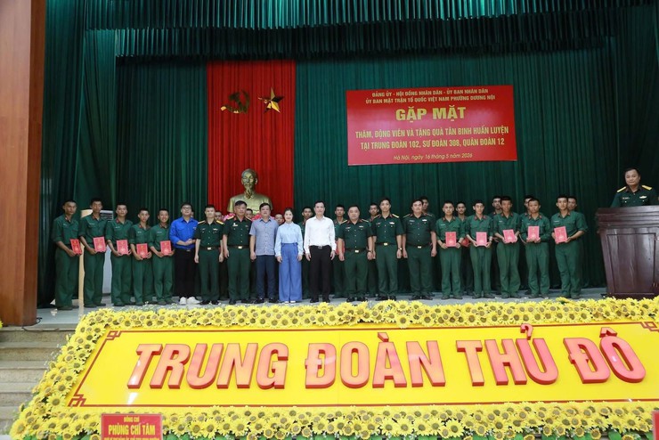 Lãnh đạo phường Dương Nội thăm, động viên, tặng quà tân binh tại Trung đoàn 102, Sư đoàn 308 - Ảnh 3.