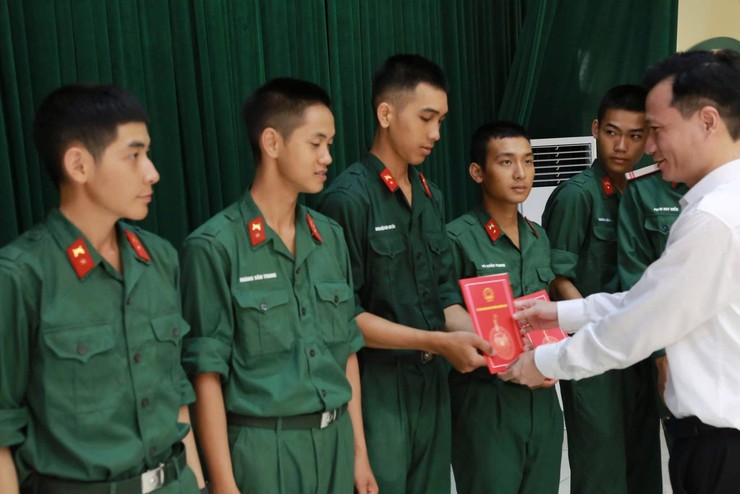 Lãnh đạo phường Dương Nội thăm, động viên, tặng quà tân binh tại Trung đoàn 102, Sư đoàn 308 - Ảnh 2.