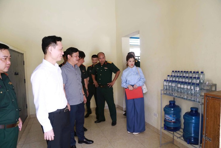 Lãnh đạo phường Dương Nội thăm, động viên, tặng quà tân binh tại Trung đoàn 102, Sư đoàn 308 - Ảnh 4.