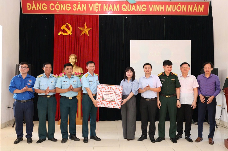 XÃ VÂN ĐÌNH THĂM, ĐỘNG VIÊN CHIẾN SĨ NHẬP NGŨ NĂM 2026 TẠI CÁC ĐƠN VỊ HUẤN LUYỆN- Ảnh 2.