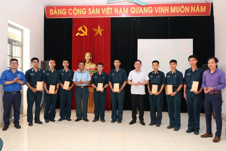 XÃ VÂN ĐÌNH THĂM, ĐỘNG VIÊN CHIẾN SĨ NHẬP NGŨ NĂM 2026 TẠI CÁC ĐƠN VỊ HUẤN LUYỆN- Ảnh 3.