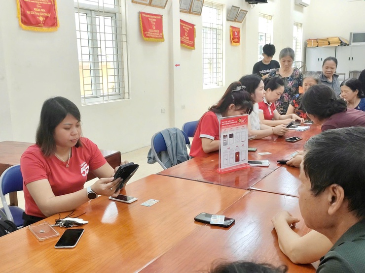 Xã Thanh Trì hỗ trợ lưu động xác thực thuê bao di động, thúc đẩy chuyển đổi số đến từng thôn, xóm- Ảnh 3.