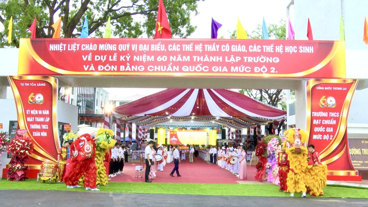 TRƯỜNG THCS XUÂN NỘN LONG TRỌNG TỔ CHỨC LỄ KỶ NIỆM 60 NĂM THÀNH LẬP TRƯỜNG VÀ ĐÓN NHẬN BẰNG CÔNG NHẬN TRƯỜNG ĐẠT CHUẨN QUỐC GIA MỨC ĐỘ 2- Ảnh 1.