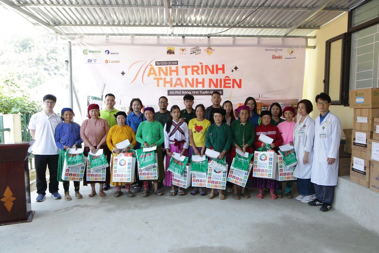 Hơn 200 học sinh tại xã Phố Bảng, tỉnh Tuyên Quang được khám, tư vấn sức khỏe miễn phí- Ảnh 2.