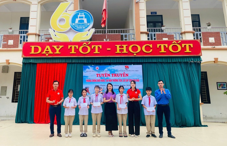 Phường Tùng Thiện tuyên truyền phòng chống đuối nước, tai nạn thương tích và trao quà nhân đạo cho học sinh Trường THCS Thanh Mỹ- Ảnh 3.