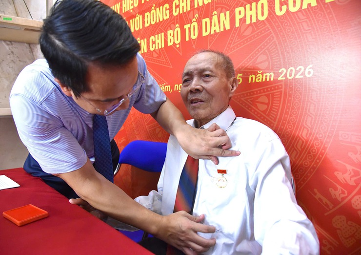 Đảng uỷ phường Hoàn Kiếm trao tặng Huy hiệu 70 năm tuổi Đảng đợt 19/5/2026 đối với đảng viên Nguyễn Trọng Đờn, Chi bộ Tổ dân phố Cửa Đông 5- Ảnh 2.
