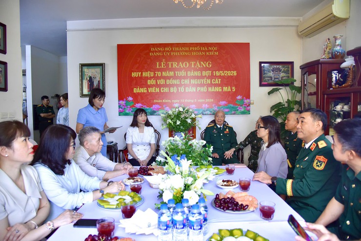 Đảng uỷ phường Hoàn Kiếm trao tặng Huy hiệu 70 năm tuổi Đảng đợt 19/5/2026 đối với đảng viên Nguyễn Cát, Chi bộ Tổ dân phố Hàng Mã 5- Ảnh 1.