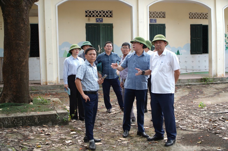 Đoàn công tác xã Tây Phương kiểm tra thực địa, chỉ đạo triển khai các hạng mục hạ tầng tại 5 thôn trên địa bàn xã - Ảnh 1.