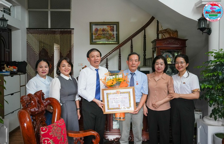 ĐỒNG CHÍ BÍ THƯ ĐẢNG ỦY XÃ HƯNG ĐẠO TRAO HUY HIỆU ĐẢNG TẠI GIA ĐÌNH – SỰ TRI ÂN TRANG TRỌNG ĐỐI VỚI CÁC ĐẢNG VIÊN CAO TUỔI ĐẢNG- Ảnh 2.