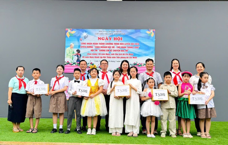 Tưng bừng “Ngày hội công nhận hoàn thành Chương trình Rèn luyện đội viên” Tuyên dương Cháu ngoan Bác Hồ – Chủ nhân Thăng Long
Hội thi “Chúng em kể chuyện Bác Hồ” của Liên đội trường Tiểu học Thúy Lĩnh- Ảnh 5.