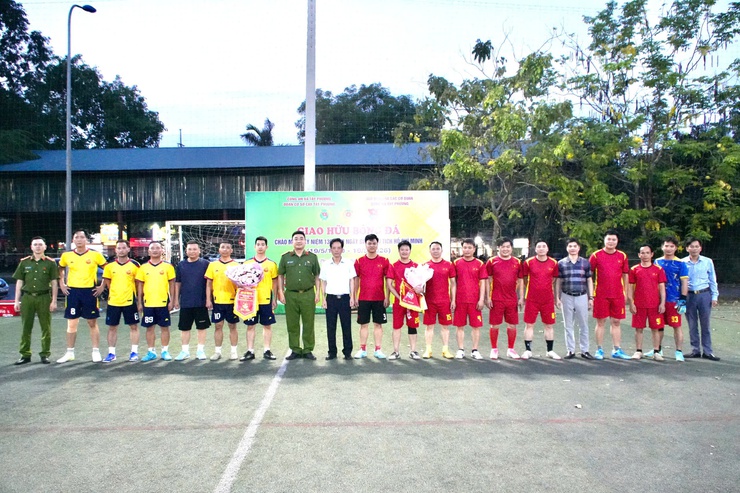 Giao hữu bóng đá chào mừng 136 năm Ngày sinh Chủ tịch Hồ Chí Minh: Gắn kết tinh thần đoàn kết, lan tỏa khí thế thi đua- Ảnh 1.