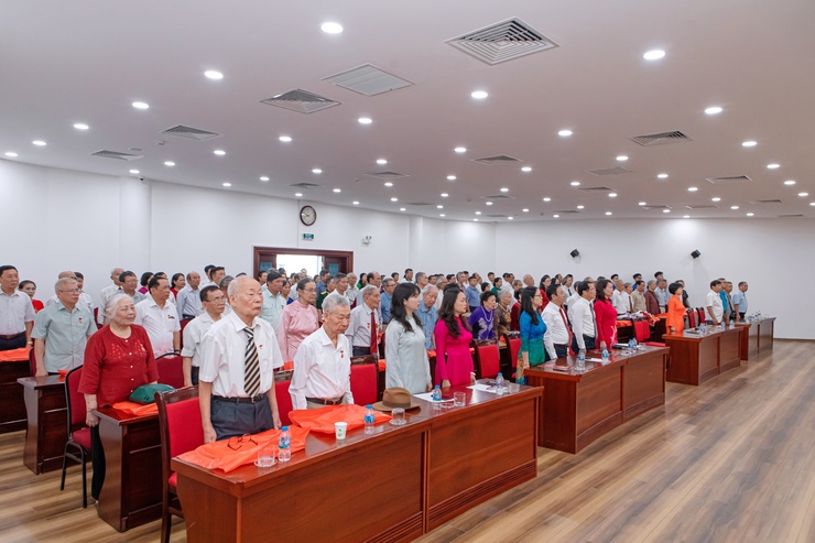97 đảng viên phường Cầu Giấy nhận Huy hiệu Đảng đợt 19-5: Dấu son của niềm tin, bản lĩnh và sự cống hiến- Ảnh 1.