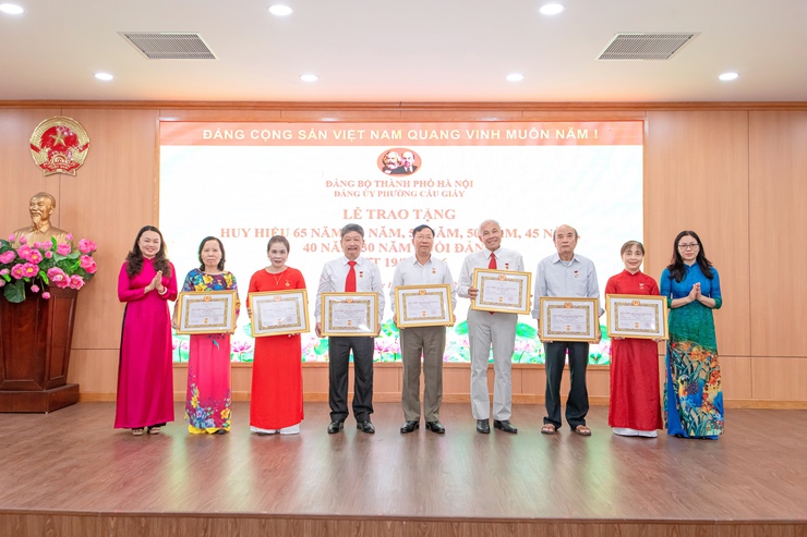 97 đảng viên phường Cầu Giấy nhận Huy hiệu Đảng đợt 19-5: Dấu son của niềm tin, bản lĩnh và sự cống hiến- Ảnh 5.