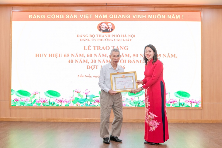 97 đảng viên phường Cầu Giấy nhận Huy hiệu Đảng đợt 19-5: Dấu son của niềm tin, bản lĩnh và sự cống hiến- Ảnh 2.