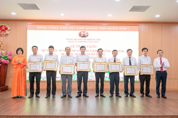 97 đảng viên phường Cầu Giấy nhận Huy hiệu Đảng đợt 19-5: Dấu son của niềm tin, bản lĩnh và sự cống hiến- Ảnh 6.