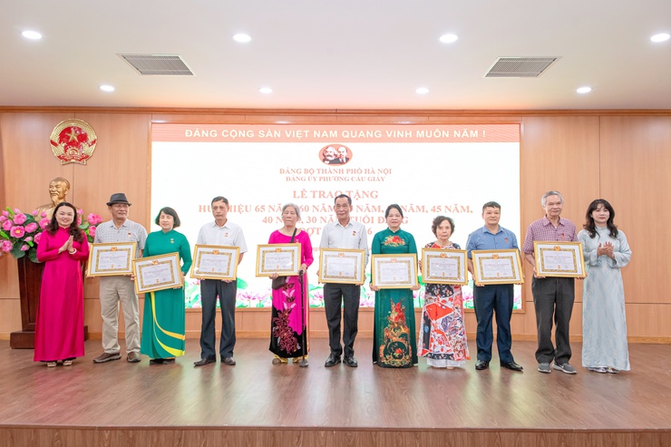 97 đảng viên phường Cầu Giấy nhận Huy hiệu Đảng đợt 19-5: Dấu son của niềm tin, bản lĩnh và sự cống hiến- Ảnh 7.