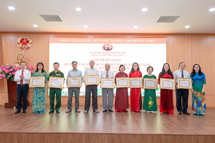 97 đảng viên phường Cầu Giấy nhận Huy hiệu Đảng đợt 19-5: Dấu son của niềm tin, bản lĩnh và sự cống hiến- Ảnh 8.