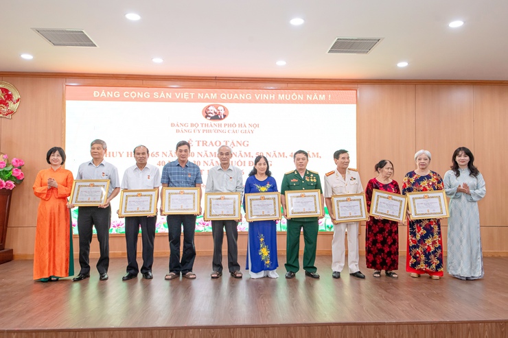 97 đảng viên phường Cầu Giấy nhận Huy hiệu Đảng đợt 19-5: Dấu son của niềm tin, bản lĩnh và sự cống hiến- Ảnh 9.