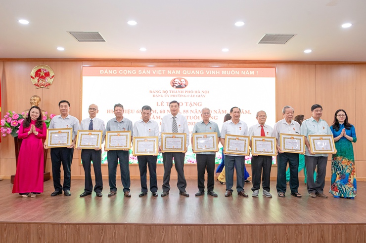 97 đảng viên phường Cầu Giấy nhận Huy hiệu Đảng đợt 19-5: Dấu son của niềm tin, bản lĩnh và sự cống hiến- Ảnh 10.