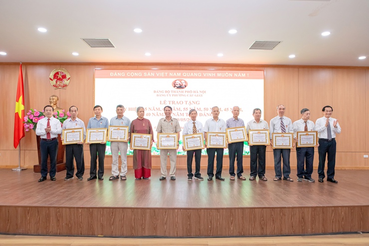 97 đảng viên phường Cầu Giấy nhận Huy hiệu Đảng đợt 19-5: Dấu son của niềm tin, bản lĩnh và sự cống hiến- Ảnh 11.
